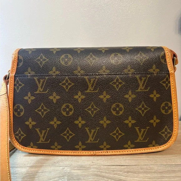 Louis Vuitton Monogram Sologne - Picture 4 of 9